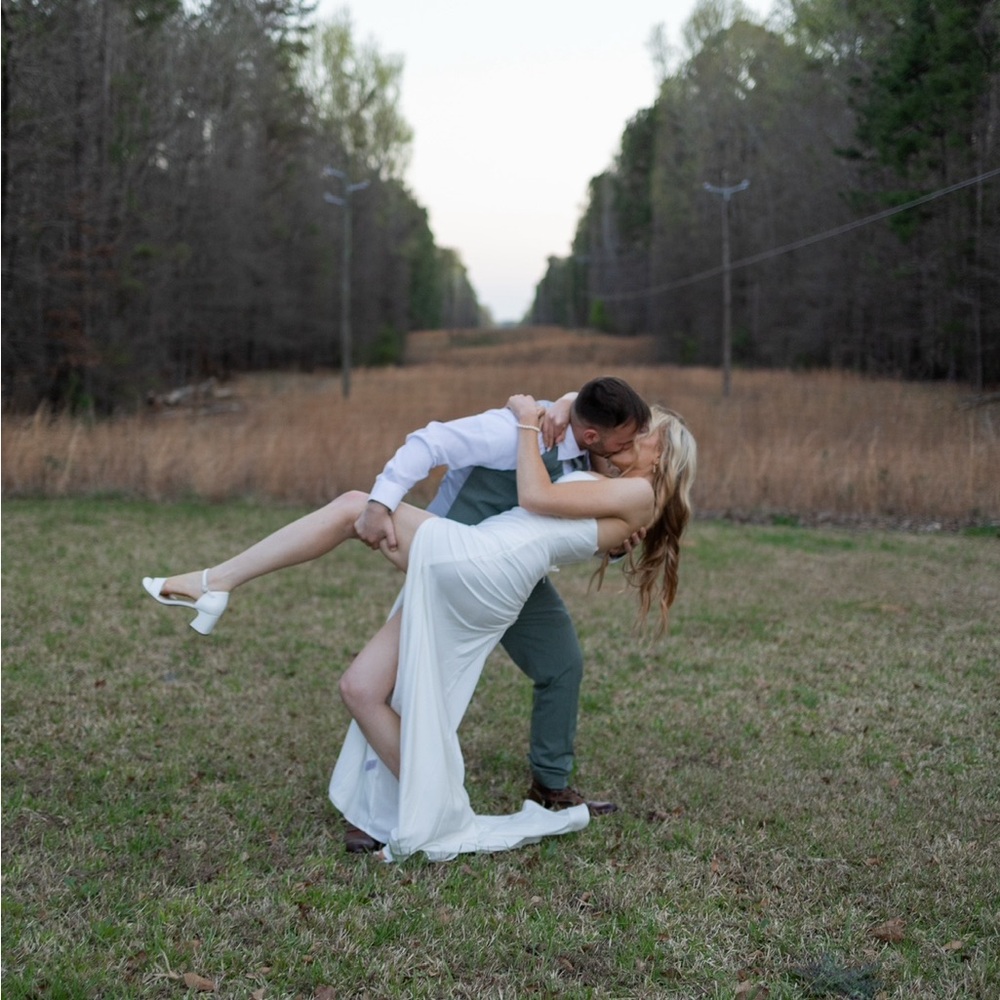 Elegant Off-White Strapless Gown - Picture 2 of 6